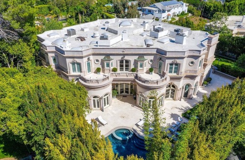 The Flats House | This house is a 8 bedroom(s), 9 bathrooms, located in Beverly Hills, CA.