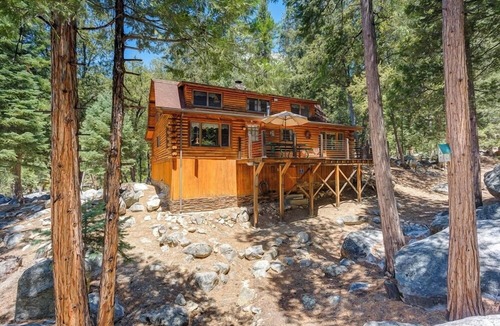 Fern Valley Cabin | This newer, spacious 2600 sq. ft 2-story log home is well insulated with thermostatically controlled central heating. There are 4 large bedrooms and the Master Suite is complete with a king size brass bed with a separate sitting area, 25" Color Tele