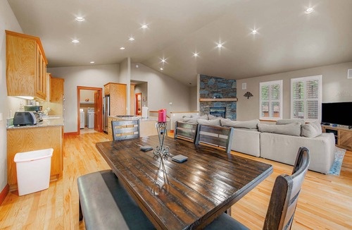 Country Club Estates House | Thunderbird Nest Hot Tub EV charger