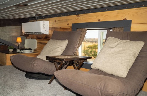 Wheatland House | “Tiny Pleasures” in lovely Wheatland with a view of the lake.