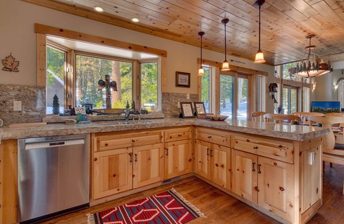 Tahoma House | Tippy Canoe By Tahoe Getaways - Hot Tub & Sauna + EV Charger