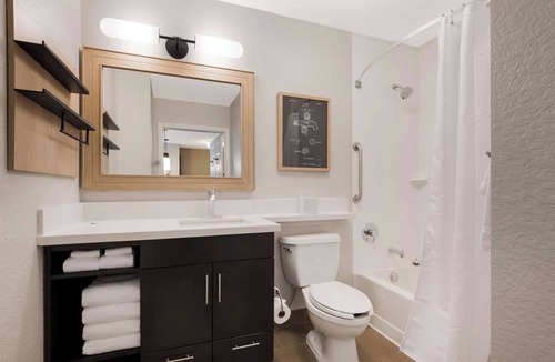 Irvine Industrial Complex-East Hotel | Top-Quality Amenities to Enjoy! with Full Kitchen, Pet-friendly Property!