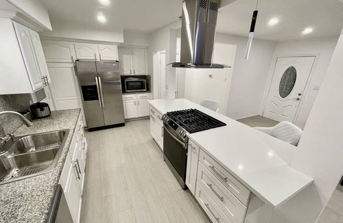 Reseda House | Total 6 bedrooms 2 full bath 12 beds New Remodeled with lundry
