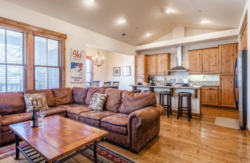 Mammoth Lakes House | Townhome Close to the Shuttle! Shared Hot Tub! Mountain Views!