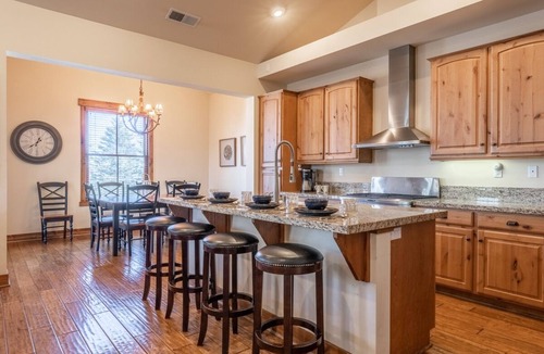 Mammoth Lakes House | Townhome Close to the Shuttle! Shared Hot Tub! Mountain Views!