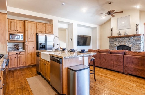 Mammoth Lakes House | Townhome Close to the Shuttle! Shared Hot Tub! Mountain Views!