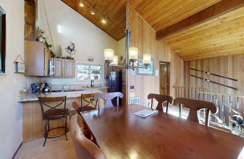 Mammoth Lakes Condo | Townhome Near Skiing with Fireplace & Shared Pool, Hot Tub Access, Dog-Friendly
