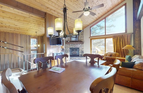Mammoth Lakes Condo | Townhome Near Skiing with Fireplace & Shared Pool, Hot Tub Access, Dog-Friendly