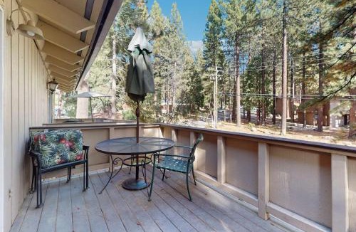 Incline Village House | Townhome with Fireplace Pool Sauna Free Shuttle Pickup-Drop-off to Ski Resort