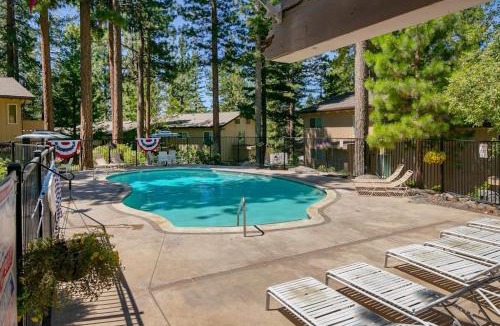 Incline Village House | Townhome with Fireplace Pool Sauna Free Shuttle Pickup-Drop-off to Ski Resort