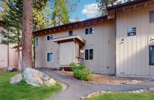 Incline Village House | Townhome with Fireplace Pool Sauna Free Shuttle Pickup-Drop-off to Ski Resort