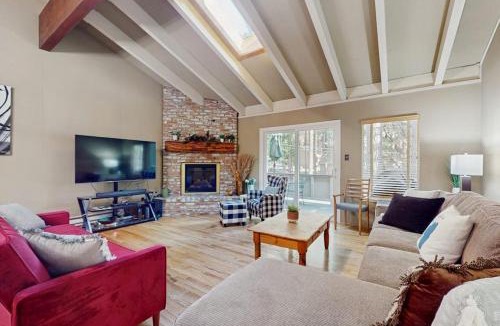 Incline Village House | Townhome with Fireplace Pool Sauna Free Shuttle Pickup-Drop-off to Ski Resort