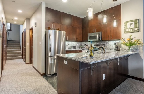 Mammoth Lakes House | Townhome with Shared Hot Tub, Mountain and Golf Course Views; An Easy Walk to Ea