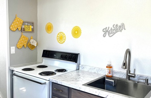 Hawthorne Cottage | Tranquil 1-bedroom cottage with AC in charming Hawthorne and pet friendly.