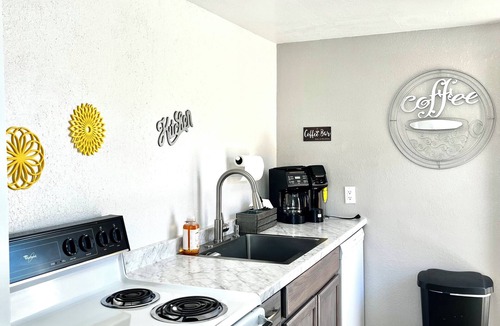 Hawthorne Cottage | Tranquil 1-bedroom cottage with AC in charming Hawthorne and pet friendly.