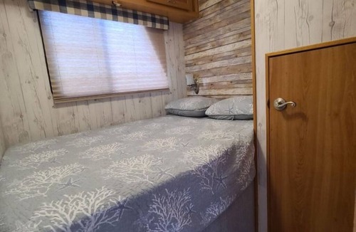Lake Las Vegas Boat Rental | Tranquil 3-bedroom boat in Henderson with fitness room, AC, WiFi