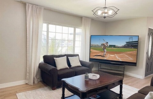 Ontario House | Tranquil 4BD/2BA Home Base in the Center of Ontario, with a large back yard!