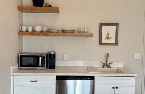 Thousand Oaks Apartment | Tranquil guest suite/private entrance/patio/Tesla charger/central Thousand Oaks