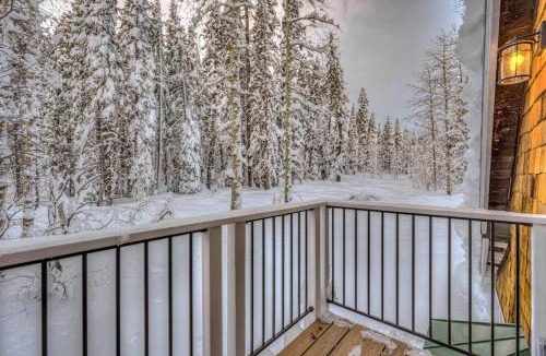 Tahoe Pines House | Tranquil home with fireplace kitchen washer&dryer & WiFi