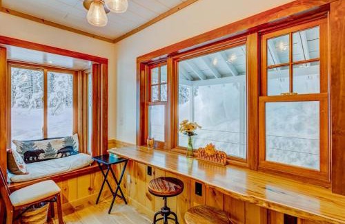 Tahoe Pines House | Tranquil home with fireplace kitchen washer&dryer & WiFi