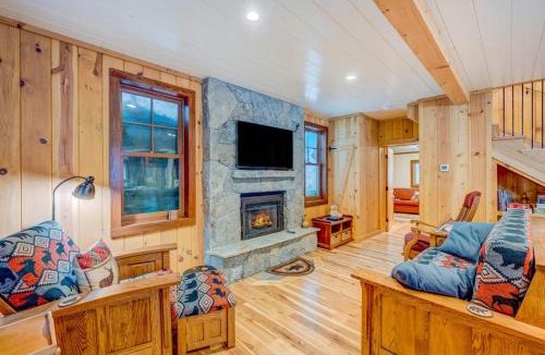 Tahoe Pines House | Tranquil home with fireplace kitchen washer&dryer & WiFi