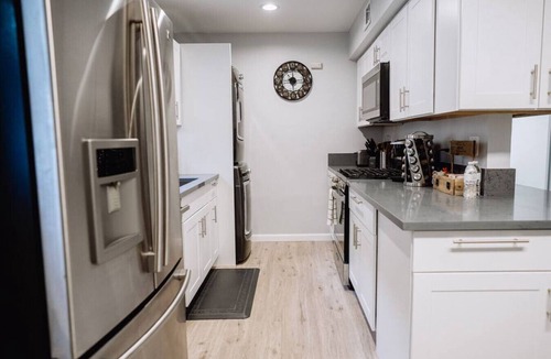NoHo Arts District Villa | TRANQUIL NOHO GEM: 2BR TOWNHOME w/PRIVATE FENCED PATIO & CARPORT PARKING p29