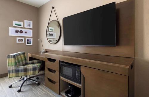 Oakhurst Hotel | Tranquil Poolside Retreat with Hot Tub Near Yosemite and Breakfast Included