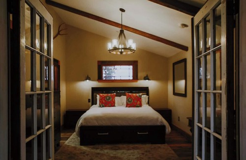 Calistoga Resort | TREE HOUSE WITH INDOOR/OUTDOOR SHOWER, RRIVAATE DECK, POOL & INFINITY HOT TUB,