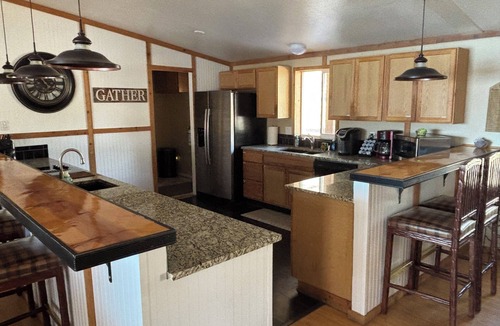 Mono County House | Tremendous 3-bedroom house with AC in charming Topaz