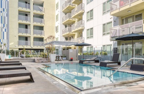 NoHo Arts District Apartment | Trendy North Hollywood 2BR w/ Pool & Gym, walk to shops, by Blueground