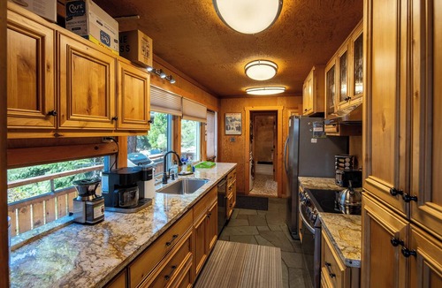 Lake Forest House | Trinity Tree House- Hot Tub- Close to Resorts/SAUNA