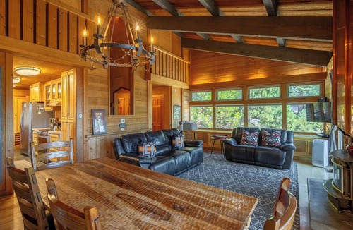 Lake Forest House | Trinity Tree House- Hot Tub- Close to Resorts/SAUNA