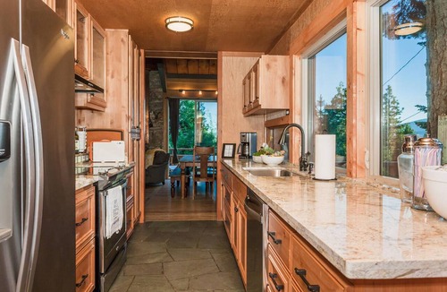 Lake Forest House | Trinity Tree House- Hot Tub- Close to Resorts/SAUNA