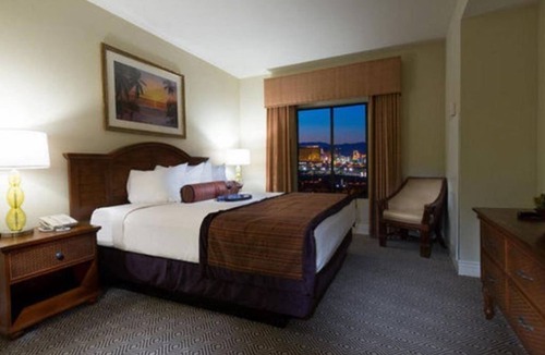 Las Vegas Resort | Tropical desert retreat at the south end of the Las Vegas Strip.