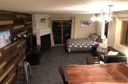 Kirkwood House | True Ski in out Large 2 bdrm Mtn Views 4 beds
