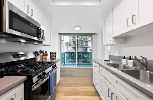 Marina del Rey Bed & Breakfast | Turquoise Lounge - Beachfront Water View Pool with Sauna