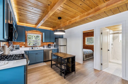 Tahoe Valley Cabin | Twin Peaks Cabin: Air Conditioning, BBQ, Pets