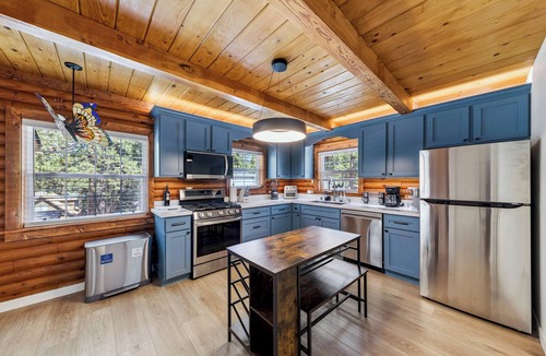 Tahoe Valley Cabin | Twin Peaks Cabin: Air Conditioning, BBQ, Pets