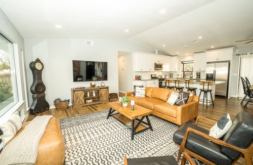Paso Robles House | Two Adjacent Farmhouses on 4 acres. Sleeps up to 20. Pet Friendly