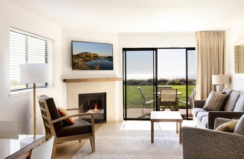 Rio del Mar Hotel | Two Bedroom Deluxe Villa | Full Kitchen & Fireplace. 5 Miles to Capitol Village