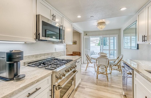 Bass Lake Condo | Two-story condo in gated community with patio, pool, hot tub - walk to Bass Lake