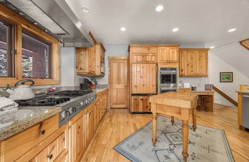Deer Valley House | Ultimate DV Rental Home! Free Shuttle! Sleeps 15, Hot Tub, Pool Table! 5 Star!