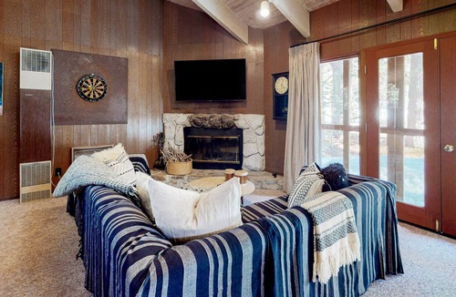 Pla-Vada Woodlands House | Unique Mid-Century Family-Friendly Cabin with Washer/Dryer, Fireplace