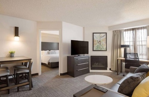Reno/Tahoe Airport Hotel | Unwind and Relax! Spacious Unit w/Full Kitchen, Pet-friendly, Free Breakfast!