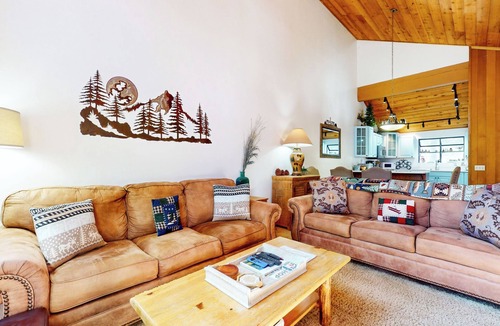 Mammoth Lakes Condo | Updated & Large, Near Golf Course! Gas Grill & Deck. Forested Quiet Location