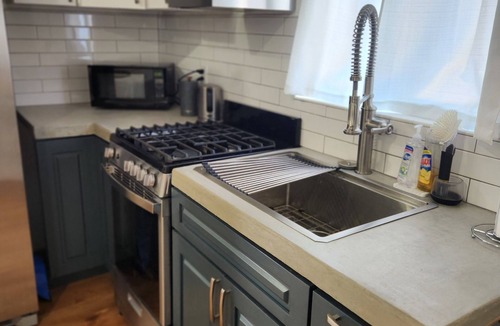 Pico - Robertson Apartment | Updated Studio in LA with refreshing AC & Washer/Dryer