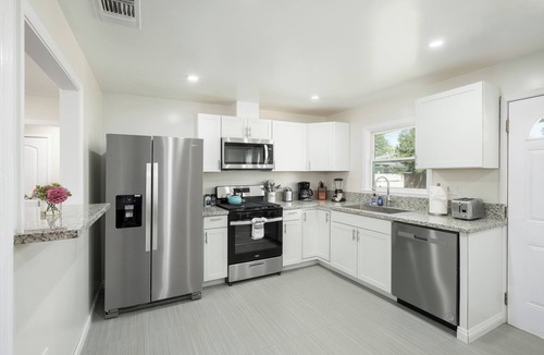 Fresno House | Upgraded 2Bed/1B on Quiet Street w. Easy Access to US99
