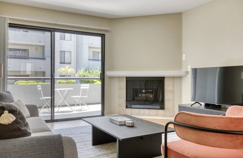 Downtown Burbank Apartment | Upscale Burbank 2BR w/BBQ, Gym & Pool, near TJ & WF, by Blueground