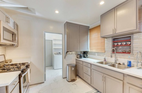 Carthay Circle House | Upscale Los Angeles Retreat w/Patio & BBQ Grill!