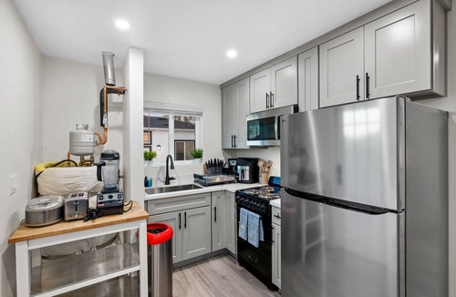 Millbrae House | Urban Airport Stay SFO & BART Access